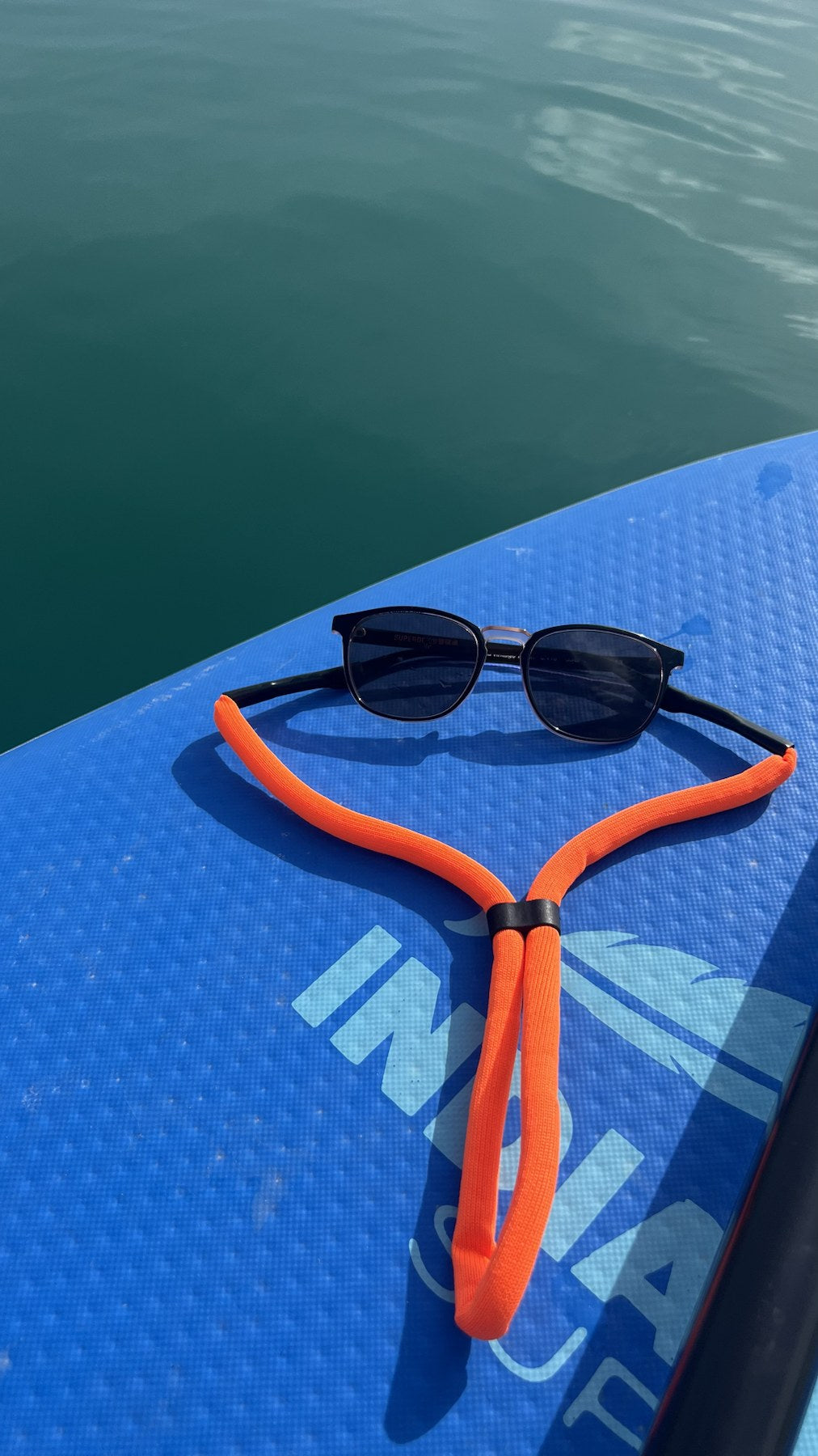 Schwimmende Boje10 Brillenhalterung mit Sonnenbrille auf dem SUP