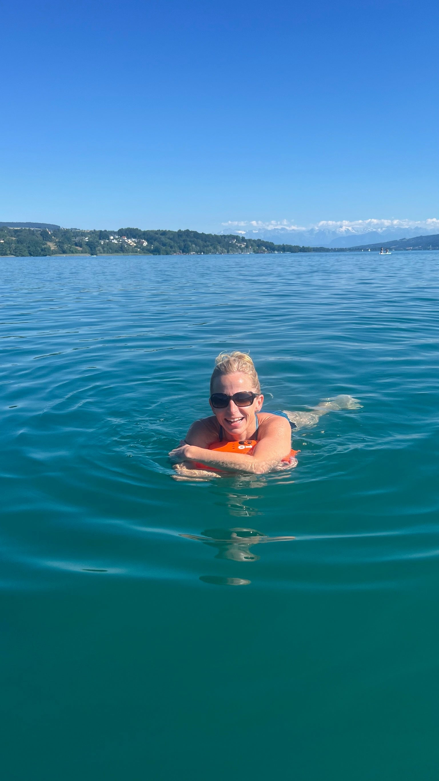 Frau mit einer orangefarbenen Boje10 Schwimmboje im Hallwilersee
