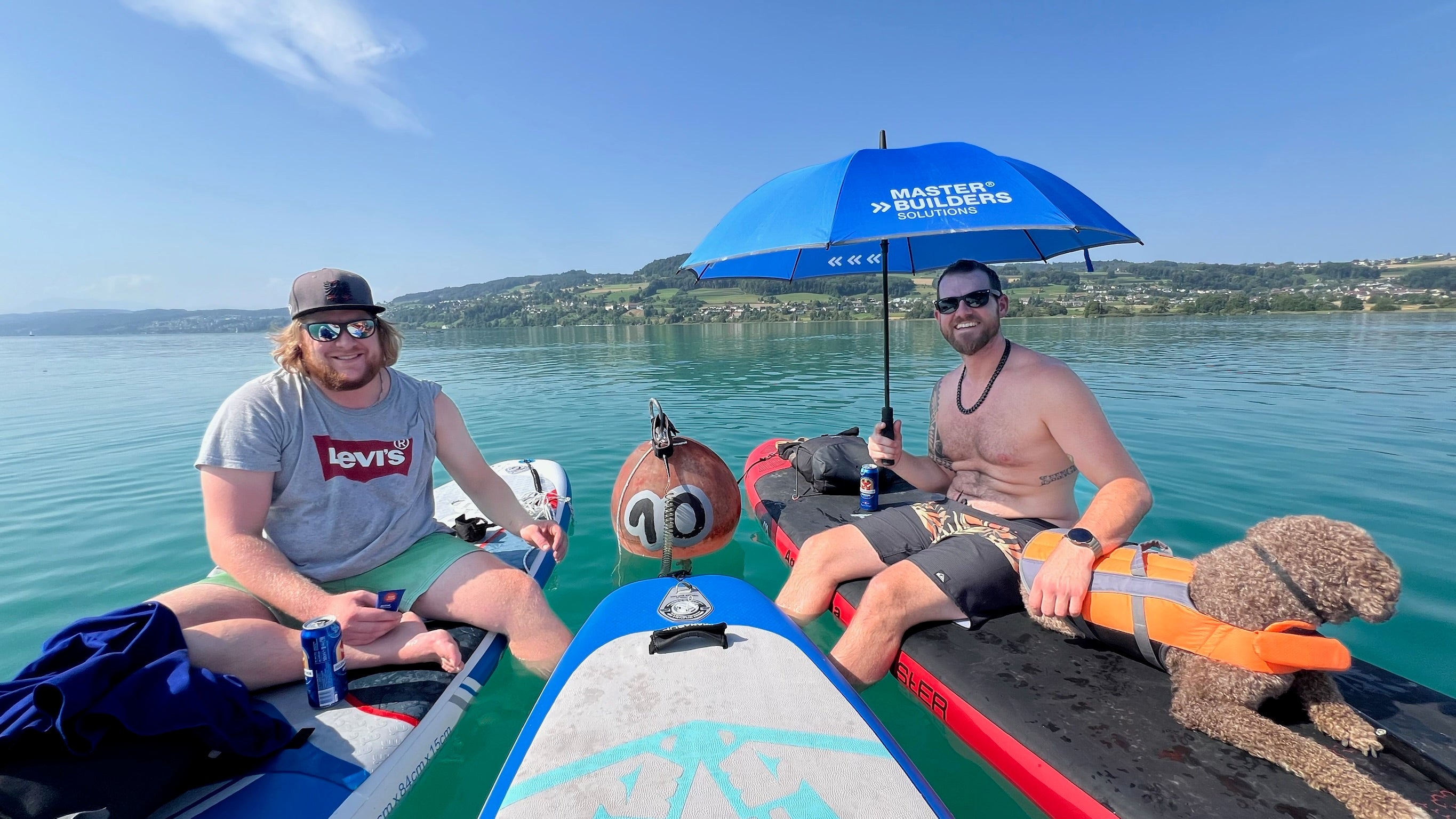 Freunde und Hund beim gemeinsamen Lake Life auf dem Hallwilersee