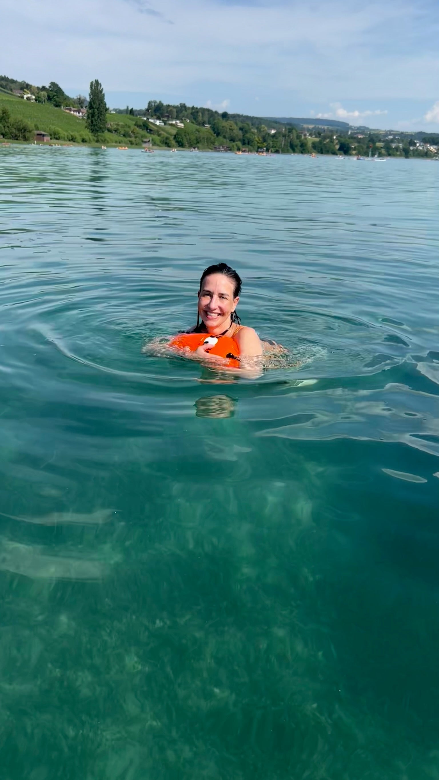 Schwimmerin hält sich im Hallwilersee an der Boje10 Schwimmboje fest