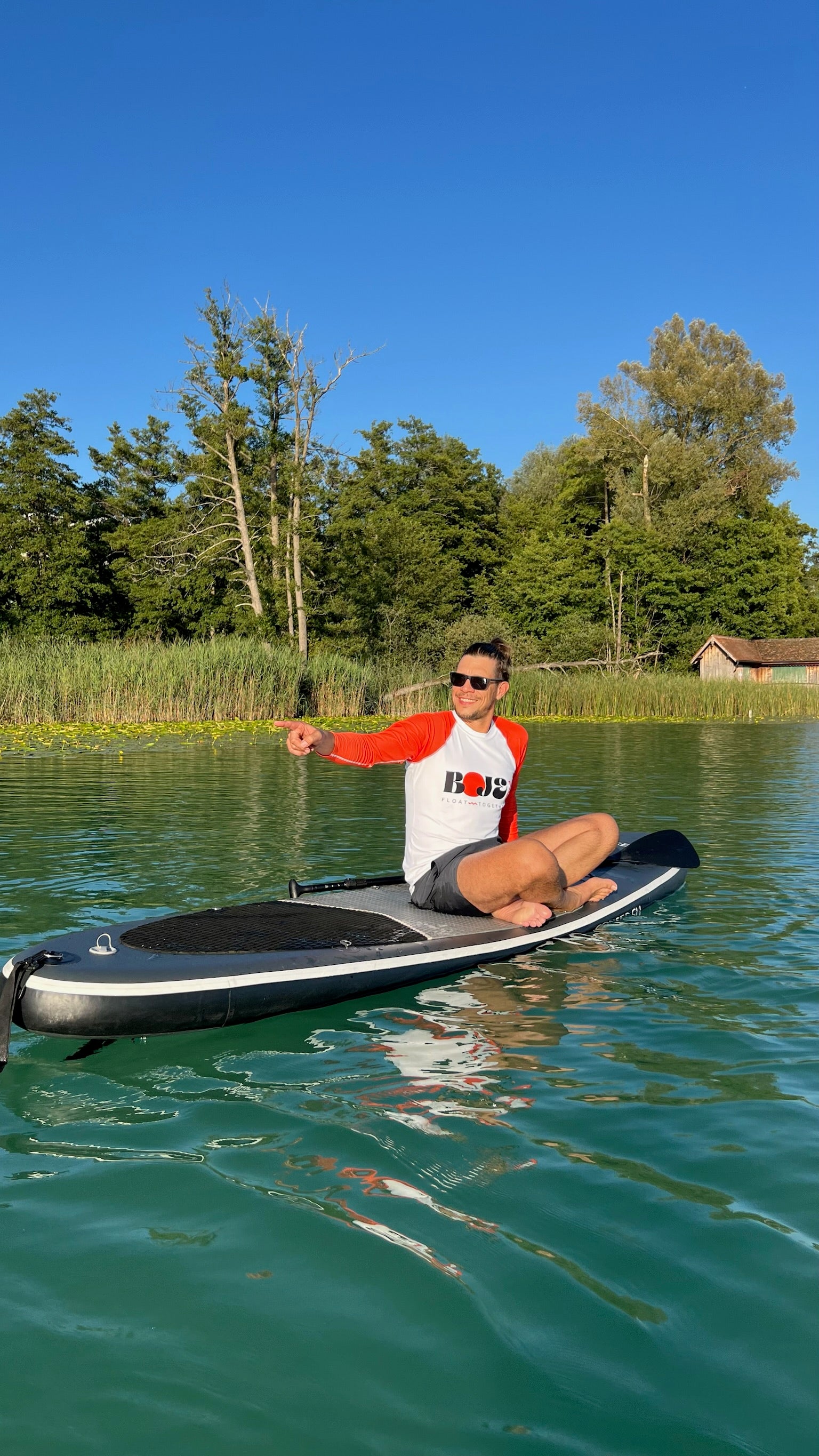 Mann auf dem SUP mit Boje10 Lake Life Shirt